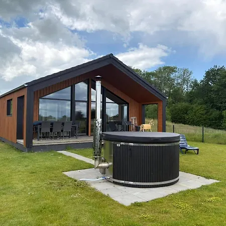 Sea View House With Sauna & Hot Tub For 8 بيت للعطل *